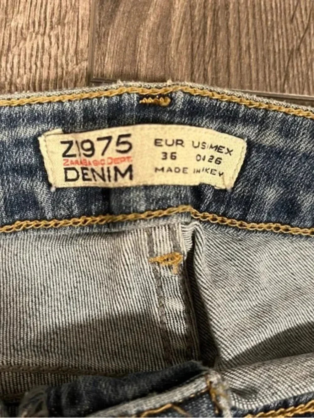 NEW Zara mid Rise Flare Jeans Light Wash Bootcut Zip Fly Denim Pockets Size 4